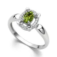 Серебряное кольцо с хризолитом и фианитами