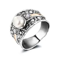 Серебряное кольцо с жемчугом и фианитом