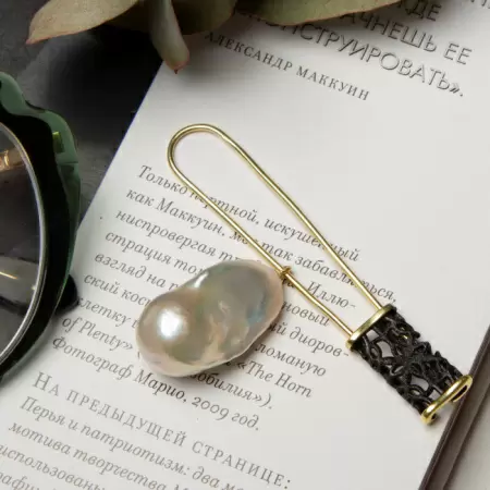 Брошь из серебра с жемчугом барокко