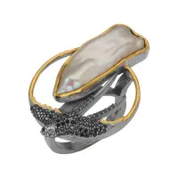 Кольцо из серебра с жемчугом, шпинелью и белым топазом «Ласточка» Кольцо из серебра с жемчугом, шпинелью и белым топазом «Ласточка»