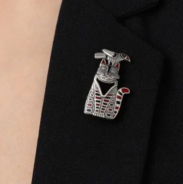 Серебряная брошь с эмалью «Кот и ворона»