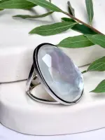 Серебряное кольцо с перламутром, горным хрусталем