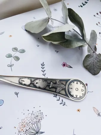 Серебряная ложка детская для гравировки «Часы» с чернением