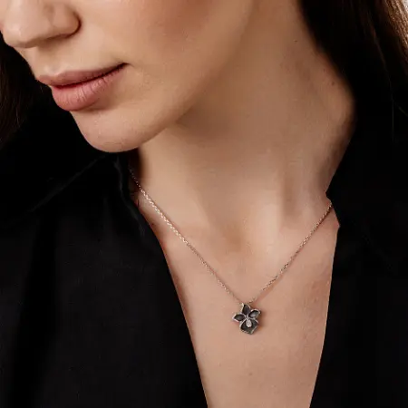 Колье из серебра «Цветок» с бриллиантом