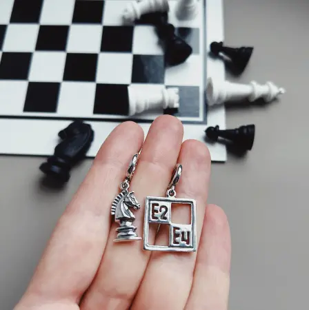 Серебряные ассиметричные серьги «Шахматы»