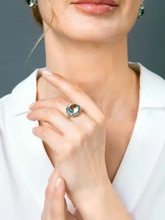 Серебряное кольцо с зеленым аметистом и марказитами Swarovski