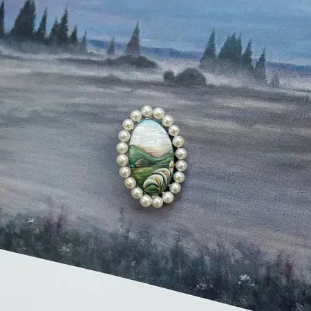 Брошь из серебра с жемчугом и эмалью «Цветы»