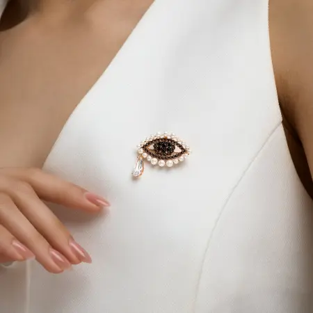 Брошь из серебра с синтетическим жемчугом и фианитами «Глаз»