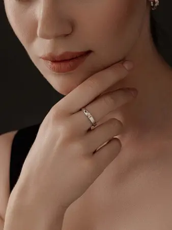 Кольцо из серебра с бриллиантом