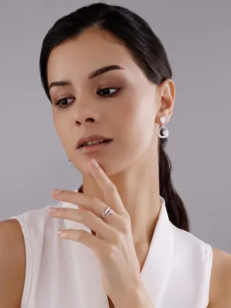 Серебряные серьги с бриллиантом