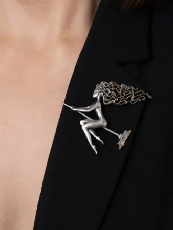 Брошь из серебра «Полёт Маргариты на швабре»