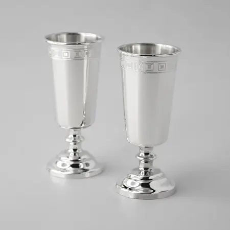 2 серебряные рюмки «Джентльмен» с гравировкой квадрат