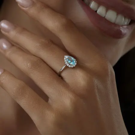 Кольцо из серебра с топазом и фианитами