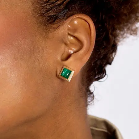 Серебряные серьги-гвоздики с малахитом