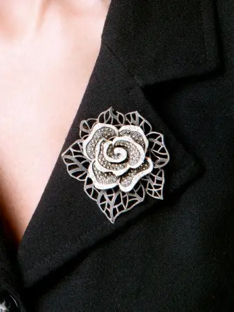 Серебряная брошь с горным хрусталем и марказитами Swarovski