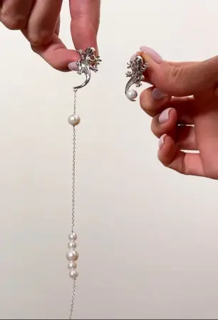 Серебряные ассимитричные серьги «Ящерка»