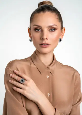 Серьги из серебра с камнем оникс