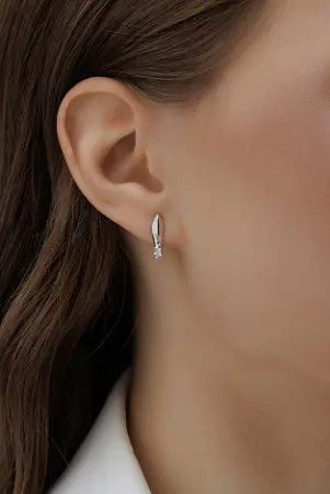 Серебряные серьги с бриллиантом
