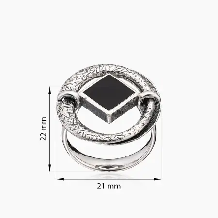 Кольцо из серебра с камнем оникс