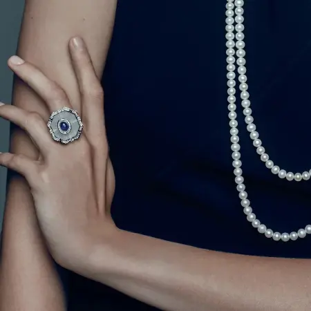 Кольцо с нано-сапфиром и белыми топазами из серебра