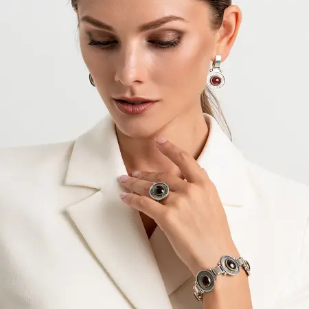 Серебряные серьги «Гранатовый Взор»