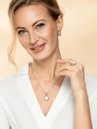 Серебряное кольцо с перламутром, марказитами Swarovski, позолотой