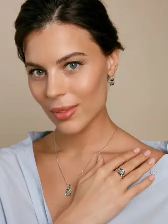 Серебряное кольцо с розовым кварцем и золотом