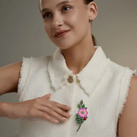 Серебряная брошь с эмалью и фианитами «Шиповник»