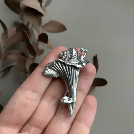 Брошь из серебра с фианитами «Улитка»