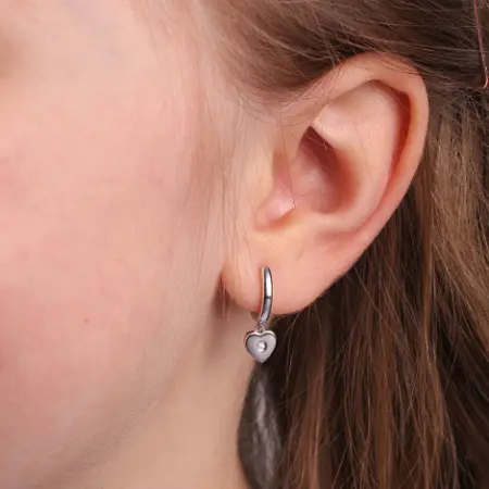 Серебряные детские серьги с бриллиантом «Сердечко»