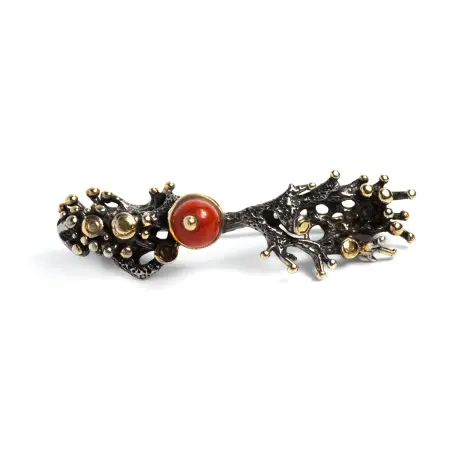 Серебряная брошь с кораллом