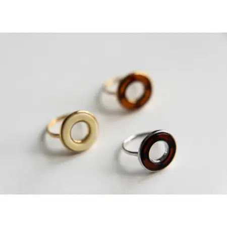 Кольцо с янтарем из серебра «Бублик»