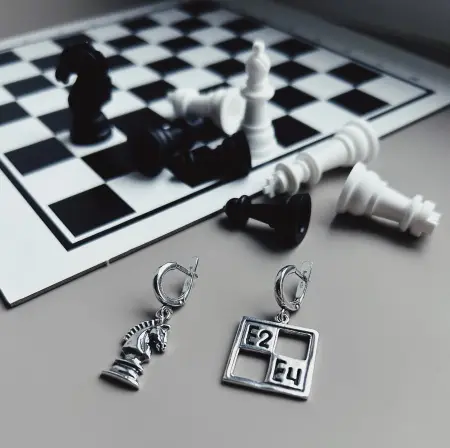 Серебряные ассиметричные серьги «Шахматы»