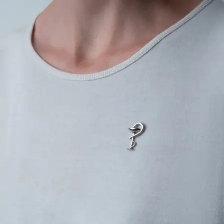 Серебряная брошь «Авиценна» Чаша Гигеи со змеей медицинская врачу