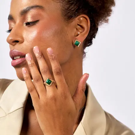 Серебряные серьги-гвоздики с малахитом