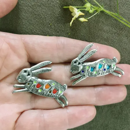 Брошь из серебра с эмалью «Кролик»