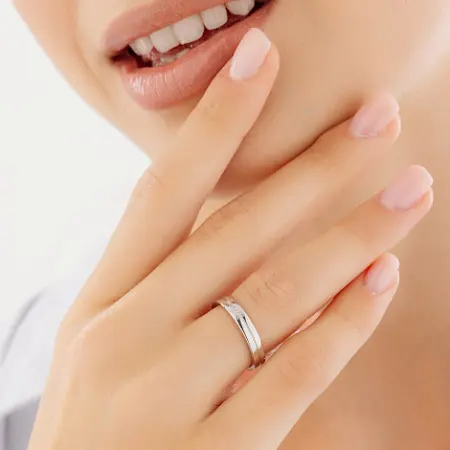 Серебряное обручальное кольцо с бриллиантом