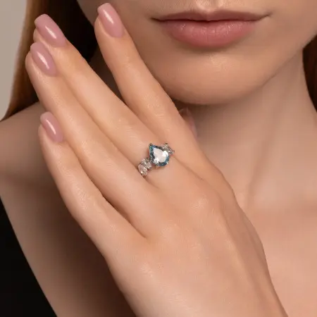 Кольцо из серебра с топазом и фианитами