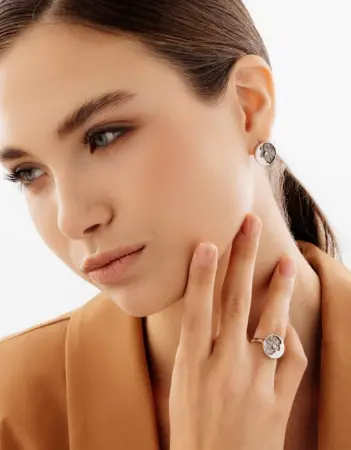 Серебряные серьги с бриллиантом