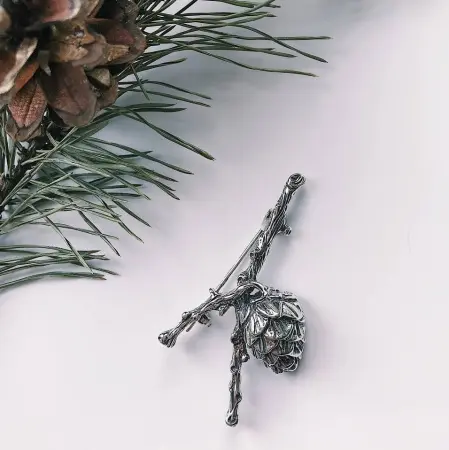 Серебряная брошь «Шишка»