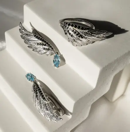 Кольцо из серебра с фианитами