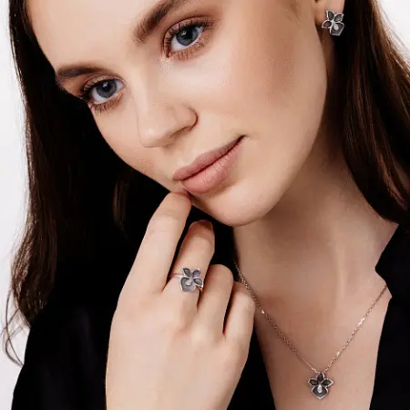 Колье из серебра «Цветок» с бриллиантом