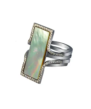 Серебряное кольцо с перламутром и фианитами