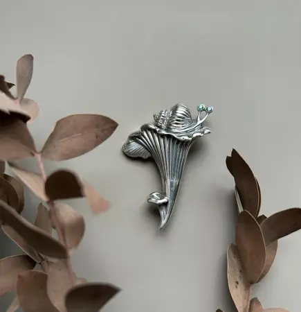 Брошь из серебра с фианитами «Улитка»