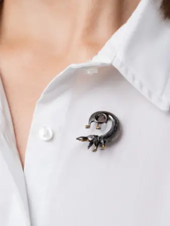 Брошь из серебра «Необыкновенно длинная собака Такса»