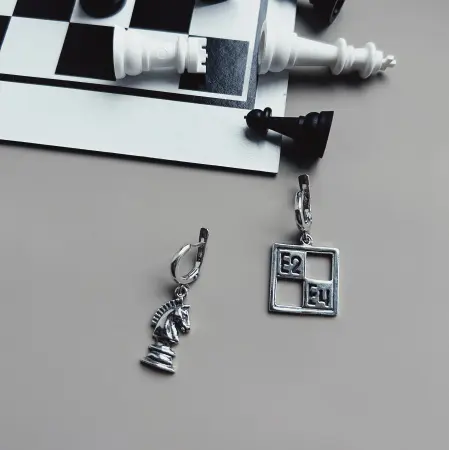 Серебряные ассиметричные серьги «Шахматы»