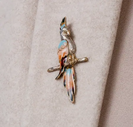 Брошь из серебра с эмалью «Попугай»