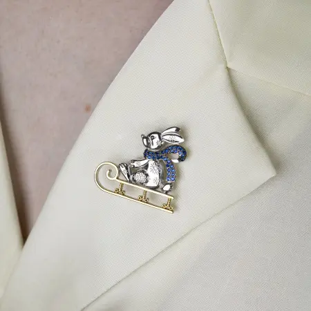 Серебряная брошь с фианитами «Заяц на санках»