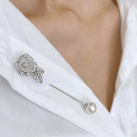 Брошь из серебра «Роза» с белым топазом, жемчугом и хрусталем