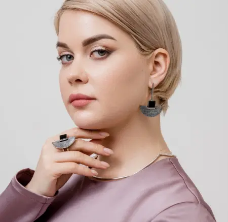 Серебряные серьги с ониксом «Веер»